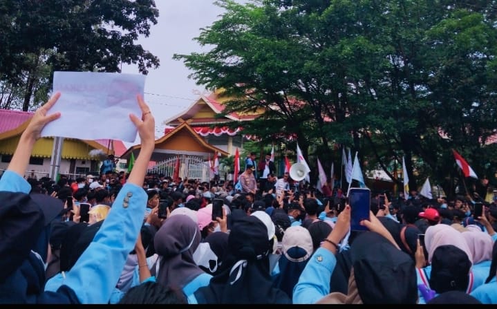 Temui Massa, Ketua DPRD Riau Janji Teruskan Tuntutan ke Pusat