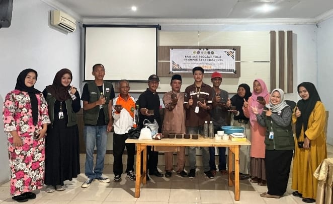Peternak di Desa Pinang Sebatang Dilatih Membuat UMB