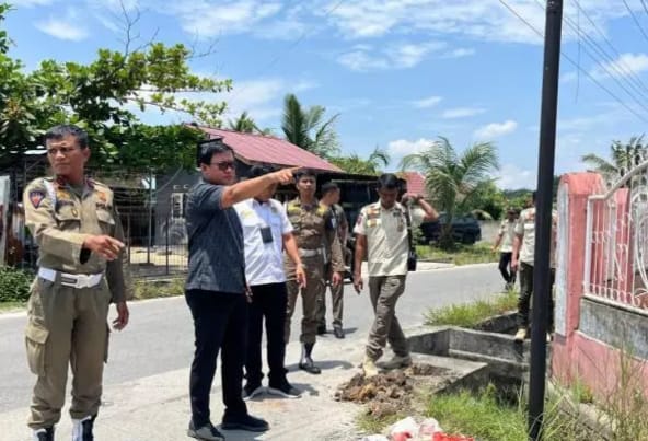 Tak Ada Izin, Anggota DPRD Pekanbaru Bersama Satpol PP Hentikan Penanaman Tiang Kabel Fiber Optik Ilegal