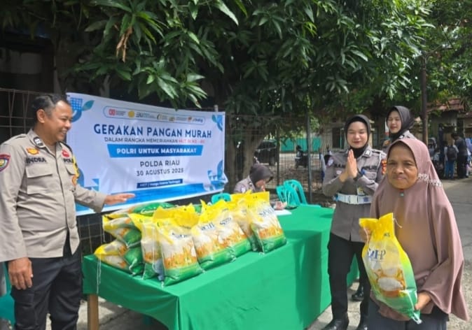 Polda Riau Salurkan 2 Ton Beras untuk Warga Pekanbaru