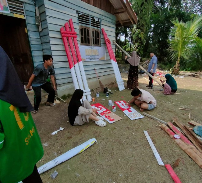 Semarakkan HUT ke-80 RI, Mahasiswa KKK-MAs Buat Gapura