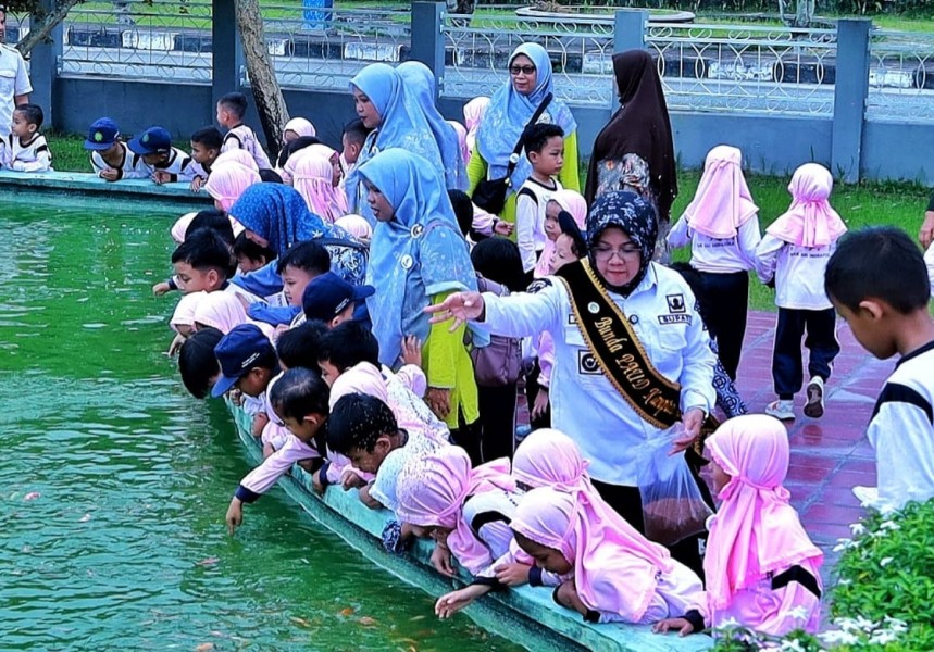 Lakukan Kunjungan Belajar ke Rumah Dinas Bupati, Anak PAUD Diajak Beri Makan Ikan dan Panen Sayuran