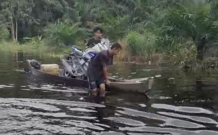 Banjir, Warga Terpaksa Gunakan Sampan Untuk Beraktivitas