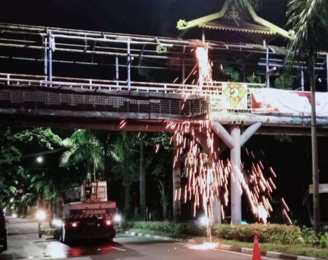 Membahayakan Warga, Satu JPO Jalan Jendral Sudirman Dibongkar