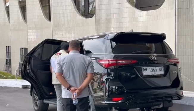 Tak Hanya Kantor, Mobil Dinas Plt Gubri dan Sekda Riau Turut Digeledah Tim KPK