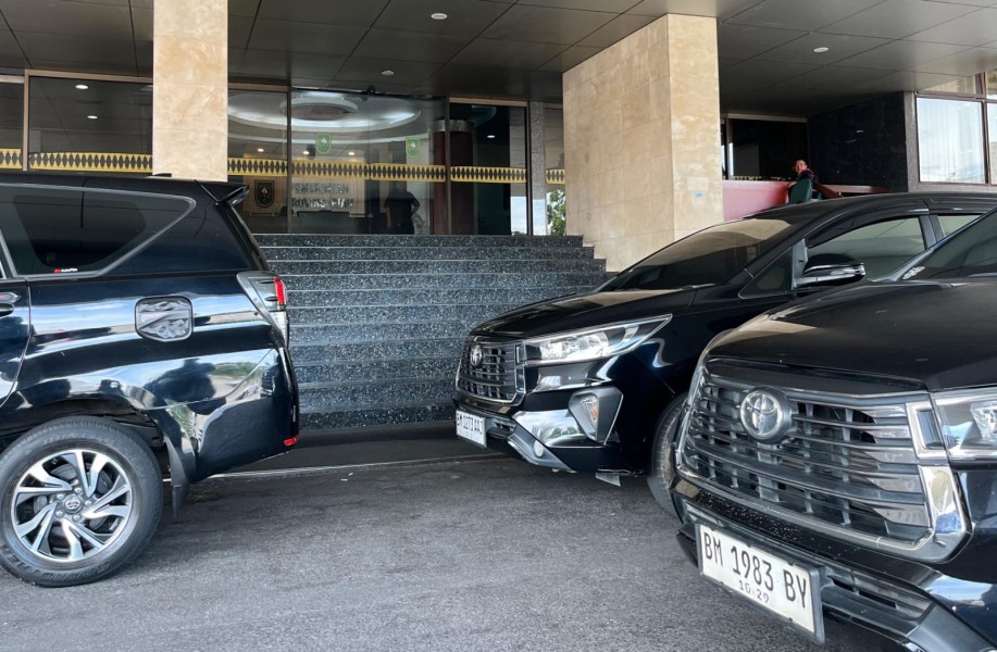 Giliran Kantor Gubernur Riau Digeledah Tim KPK