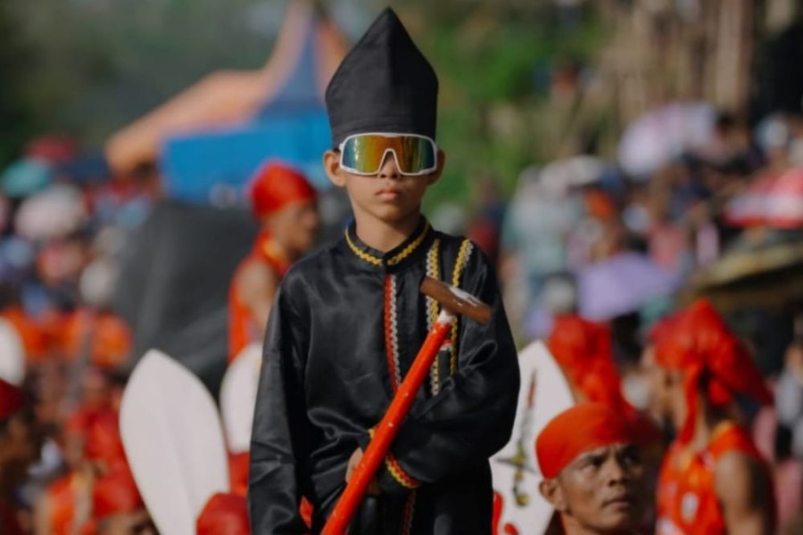 Aksi Dikha di Pacu Jalur Kuansing Bikin Dunia Terpukau