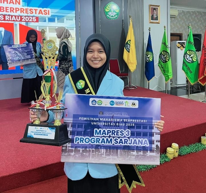 Berkat Kegigihannya, Ade Puspita Ningsih Akhirnya Terpilih Menjadi Mahasiswi Berprestasi