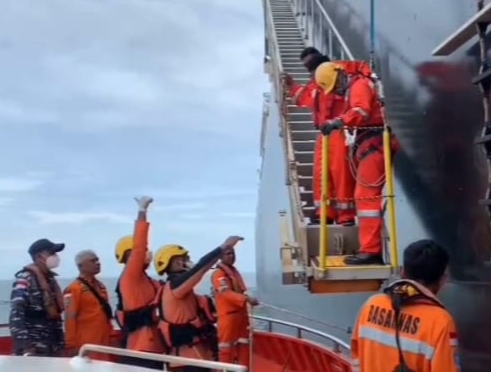 Dihantam Badai di Selat Malaka, Tujuh Kru Kapal Selamat Usai Tiga Hari Terdampar