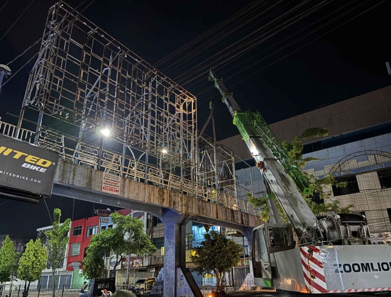 Sudah Tak Layak dan Membayakan Warga, JPO di Tuanku Tambusai Pekanbaru Dibongkar