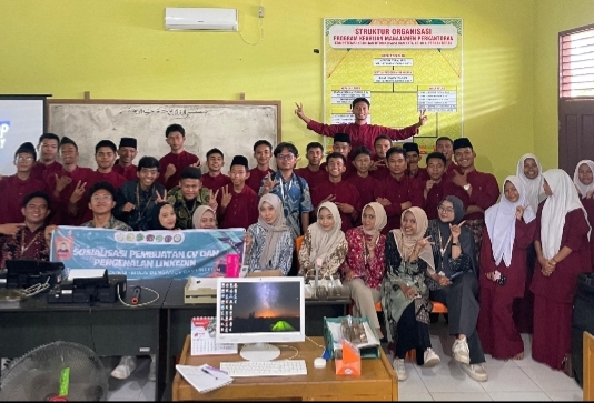 Zulkifli Apresiasi Mahasiswa KKN MAs yang Ajari Siswa SMKN 1 Sungai Apit Buat CV dan Pengenalan LinkedIn