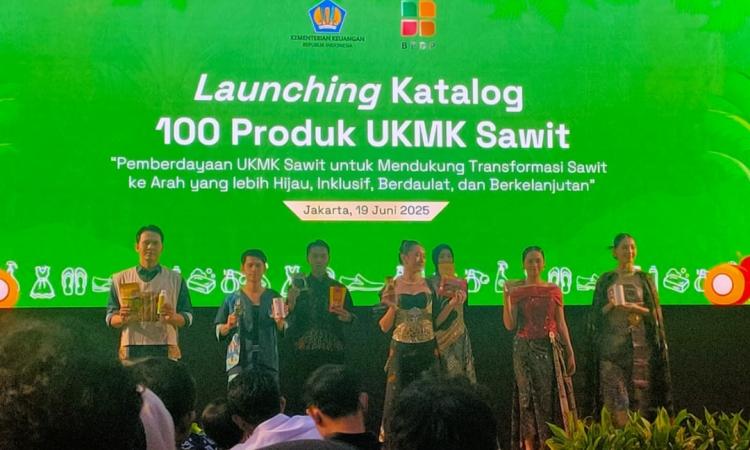 Pakai Karya Seni Elegan, Lima Model Tampil Memukau saat Peluncuran Katalog UKMK Sawit