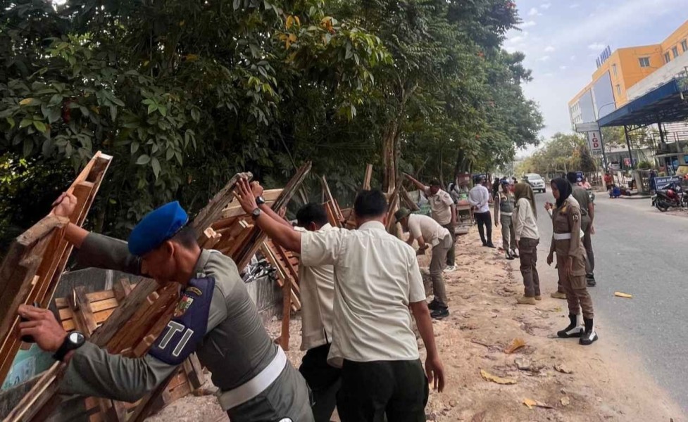 Satpol PP Kembali Bongkar Paksa Bangunan Liar di Sekitar RS Prima Pekanbaru