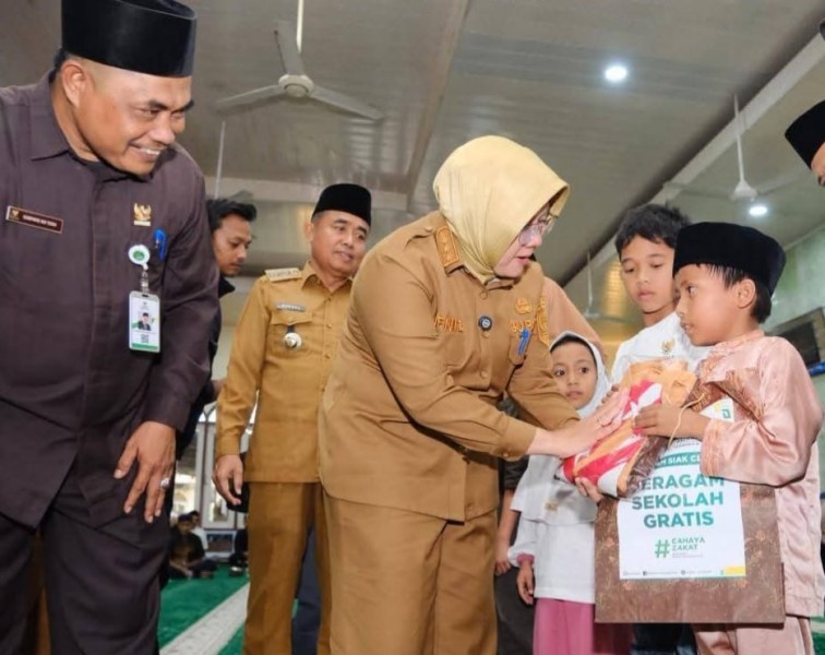 Tanpa Membedakan Agama, Bupati Siak Serahkan Bantuan untuk Anak Yatim dan Piatu