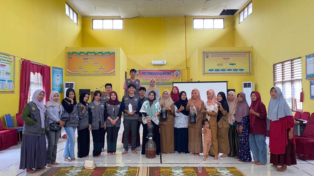 Warga Kampung Buana Makmur Diajak Lestarikan Bumi dengan Eco Enzyme