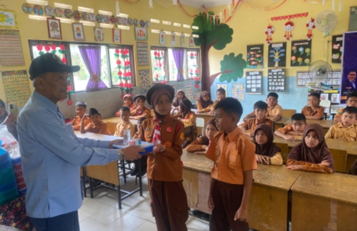 Penuhi Asupan Gizi Anak Nelayan, HNSI Pekanbaru Gelar Makan Siang Bergizi Gratis Plus Susu di SDN 016 Okura
