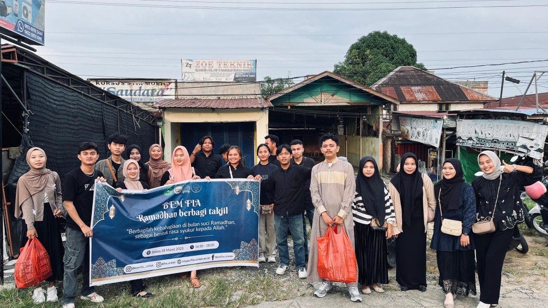 Tebar Kebaikan, BEM FIA Unilak Bagi Takjil