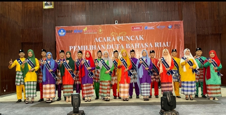 Terpilih jadi Duta Bahasa Riau 2025, M Daffa Mixsie dan R Mia Septya Wakili Riau ke Tingkat Nasional