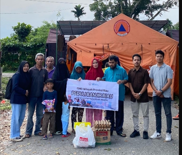 Peduli Korban Banjir, ISMEI Bersama BEM FEB Unilak Bagi-bagi Sembako