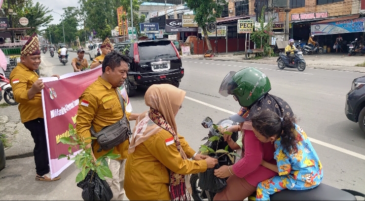 Gelar Milad ke 4 DPD Permas Lampri Kota Pekanbaru Bagikan 1.500 bibit Tanaman Buah Kepada Masyarakat