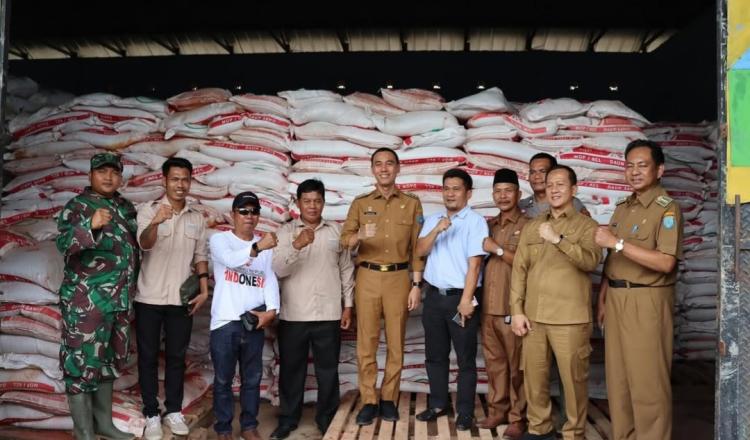 Pemkab OKI Salurkan Bantuan Pupuk untuk Petani Sawit