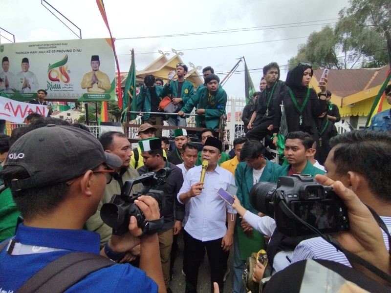Ketua DPRD Riau Teken Tuntutan Mahasiswa: Kritik Masyarakat Jadi Penyeimbang Kekuasaan