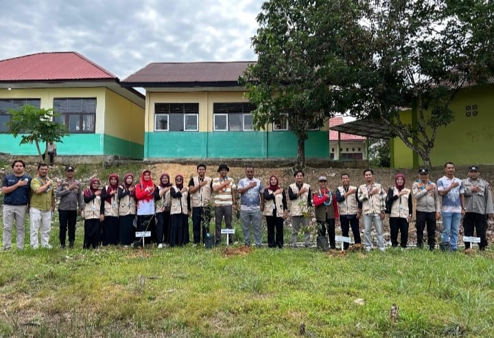 Mahasiswa KKN Desa Silam Bersama Polsek dan BAZNAS Kampar Bagi Sembako dan Tanam Puluhan Bibit Pohon
