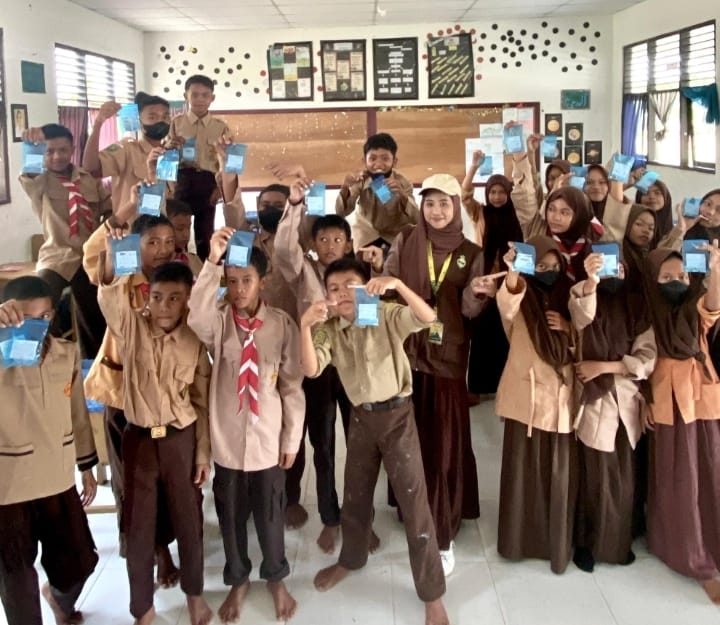 Ikuti Praktik Apoteker Cilik, Pelajar SMPN 4 Belajar Membuat Kapsul dan Membungkus Obat