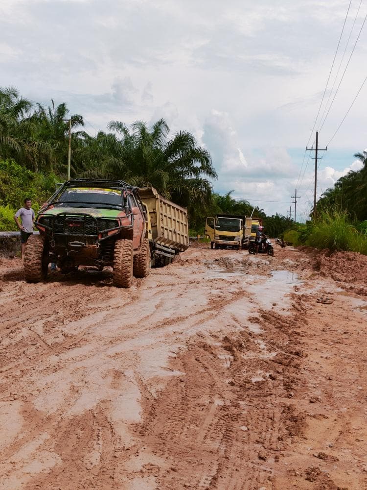 Rusak Parah, Warga Berharap Jalan Tegar di Aspal