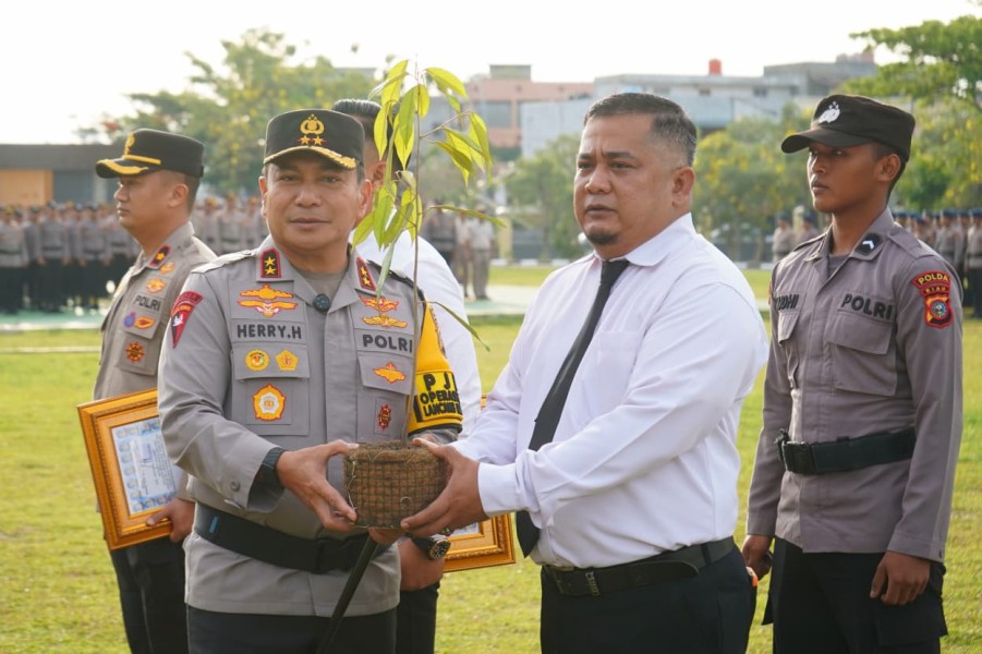 Berprestasi, 96 Polisi Diganjar Penghargaan oleh Kapolda Riau