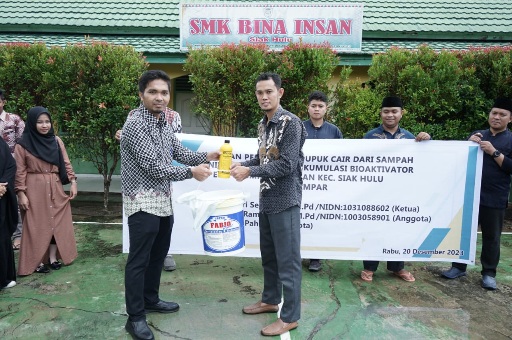 Dosen Unilak Beri Penyuluhan di SMK Bina Insan Siak Hulu: Pembelajaran Pembuatan POCA dari Sampah Organik