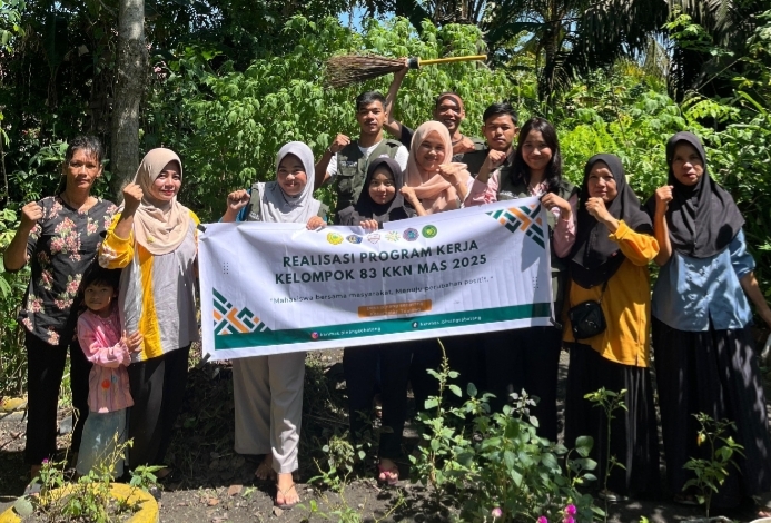 Mahasiswa Tanam Tanaman Obat di Kebun TOGA PKK Desa Pinang Sebatang